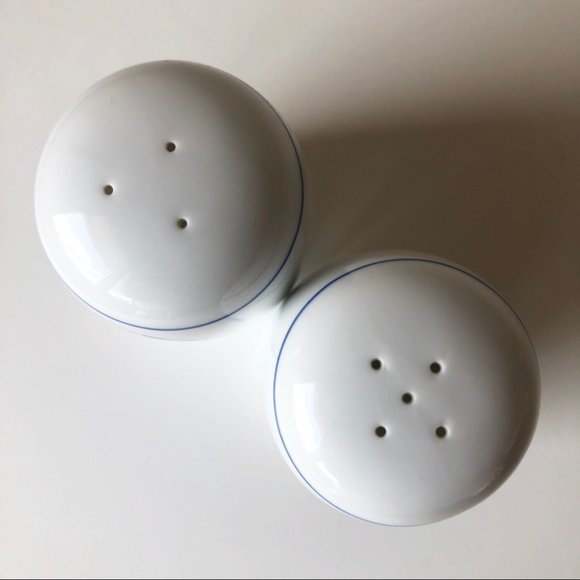 Vintage Walt Disney World Salt and Pepper Shakers White Blue - Picture 4 of 7